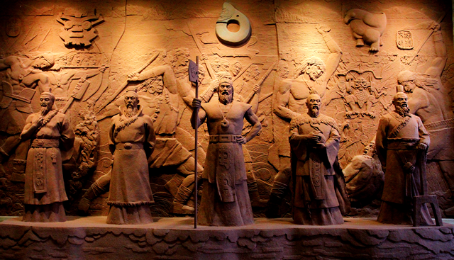 ▲红山女神庙中“五帝”塑像。
